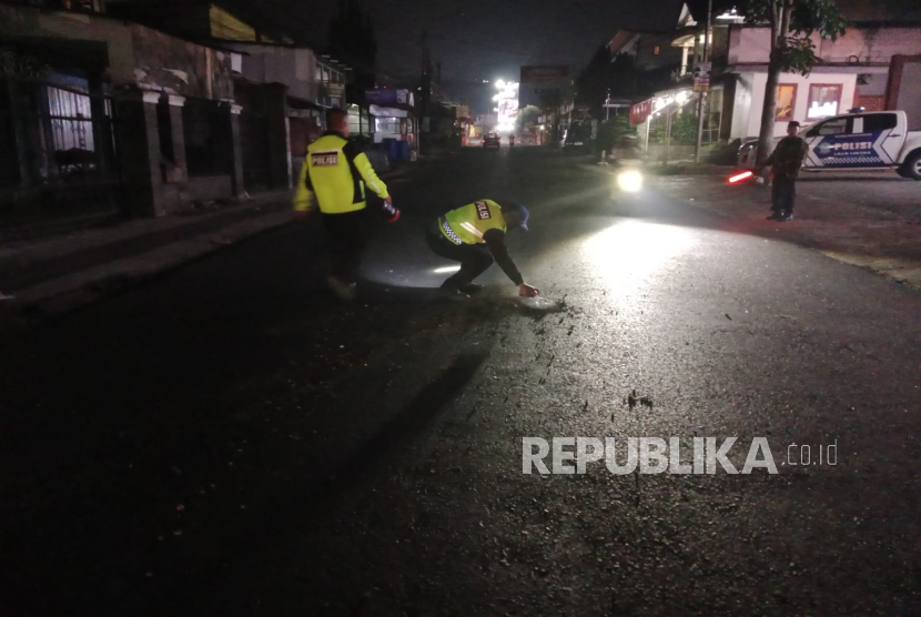 Polisi Sedang Melakukan Olah TKP di Lokasi Kecelakaan di Jalan Raya Lembang, Desa Gudangkahuripan, Kecamatan Lembang, Kabupaten Bandung Barat (KBB), Jawa Barat pada Ahad (8/6) Malam yang Menewaskan Seorang Pengendara.