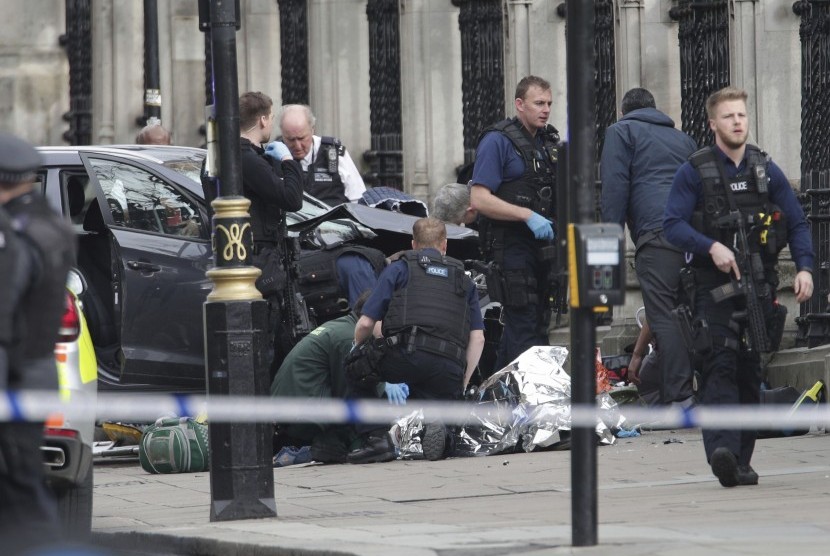 Polisi sedang mengevakuasi salah satu korban serangan Westiminster Bridge, London