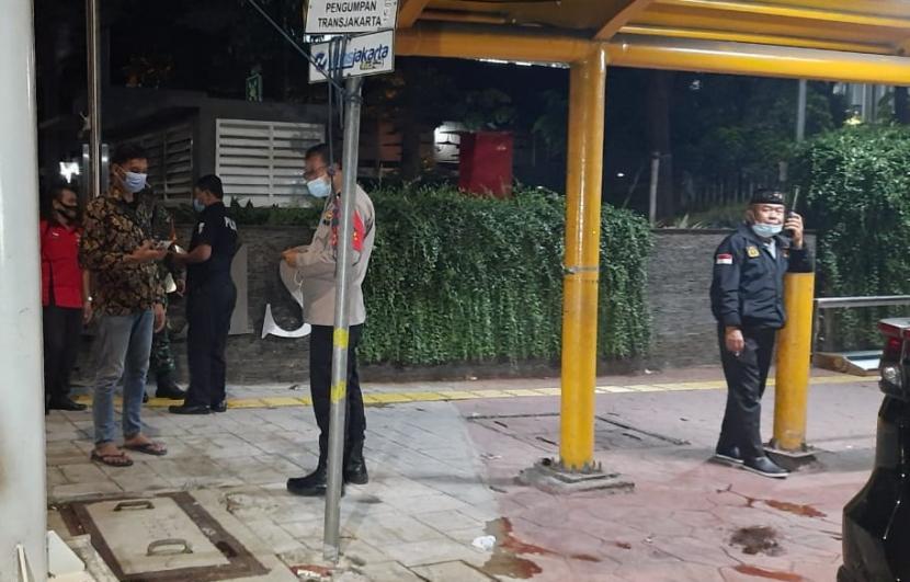 Polisi sedang menyelidiki lokasi kejadian penusukan terhadap MM (48), relawan pasangan calon walikota Makassar, di kawasan Palmerah, Jakarta Pusat, Sabtu (7/11) malam. 