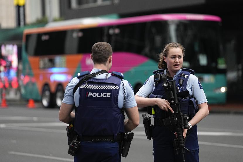 Polisi Selandia Baru berjaga usai penemabakn beberapa jam menjelang pertandingan pembukaan Piala Dunia sepak bola perempuan di Auckland 
