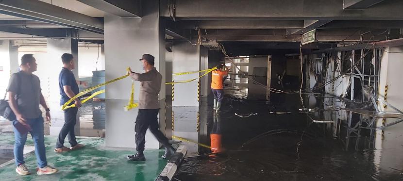 Polisi menyelidiki kabakaran Lampung City Mall di Jl Yos Sudarso, Bandar Lampung, Rabu (16/11/2022). 