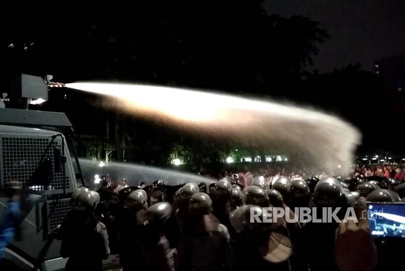 Polisi semprot massa Pro-Ahok dengan Water Canon di  Jalan Letjen Suprapto Cempaka Putih Jakarta Pusat, Jum'at (12/5). 