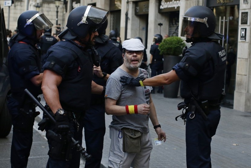 Polisi Spanyol mengamankan sala seorang demonstran usai serangan sebuah Van di pusat kota Barcelona, Spanyol, Jumat (18/8).