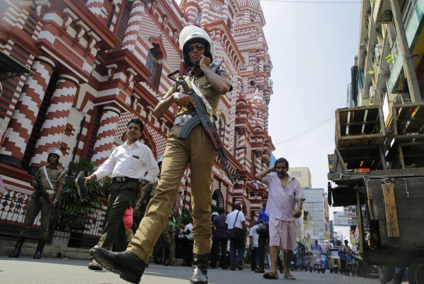 Polisi Sri Lanka berpatroli di luar sebuah masjid di Kolombo, Sri Lanka, Rabu (24/4). 