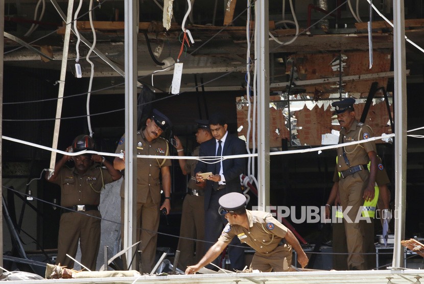 Polisi Sri Lanka menyelidiki tempat kejadian setelah ledakan melanda Hotel Shangri-La di Kolombo, Sri Lanka, 