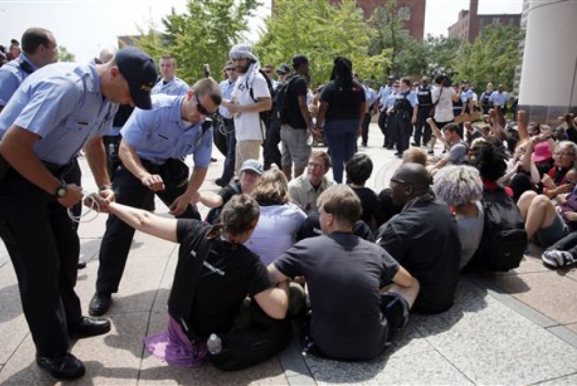Polisi St Louis menahan demonstran di luar Pengadilan Federal Thomas F. Eagleton, Senin (10/8), karena memblokir jalan.
