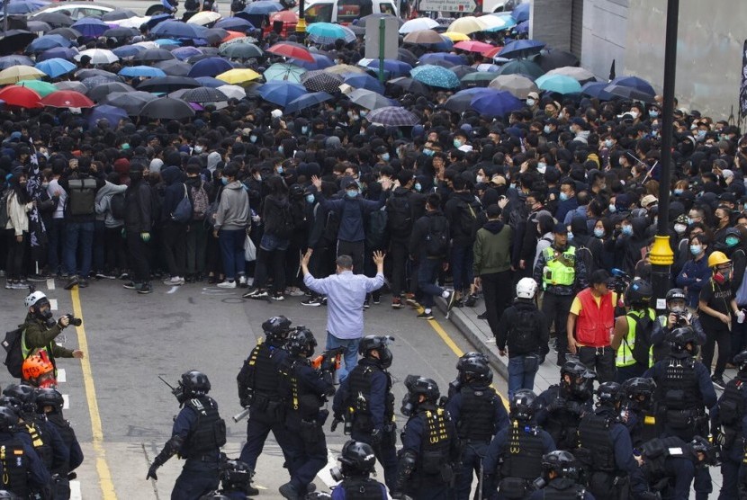Polisi SWAT mengepung demonstran Hong Kong yang menyerukan boikot Partai Komunis China di Hong Kong, Ahad (19/1).