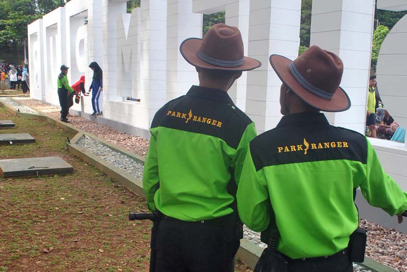 Polisi taman (Park Ranger) mengenakan topi koboi menjaga dan mengawasi aktivitas warga di Taman Sempur, Kota Bogor, Jawa Barat (ilustrasi)