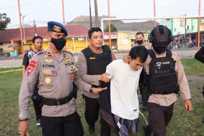 Polisi telah mengevakuasi pelaku perampokan yang mengancam akan meledakkan bom di salah satu bank di Kecamatan Leuwimunding, Kabupaten Majalengka, Senin (23/5/2022). 