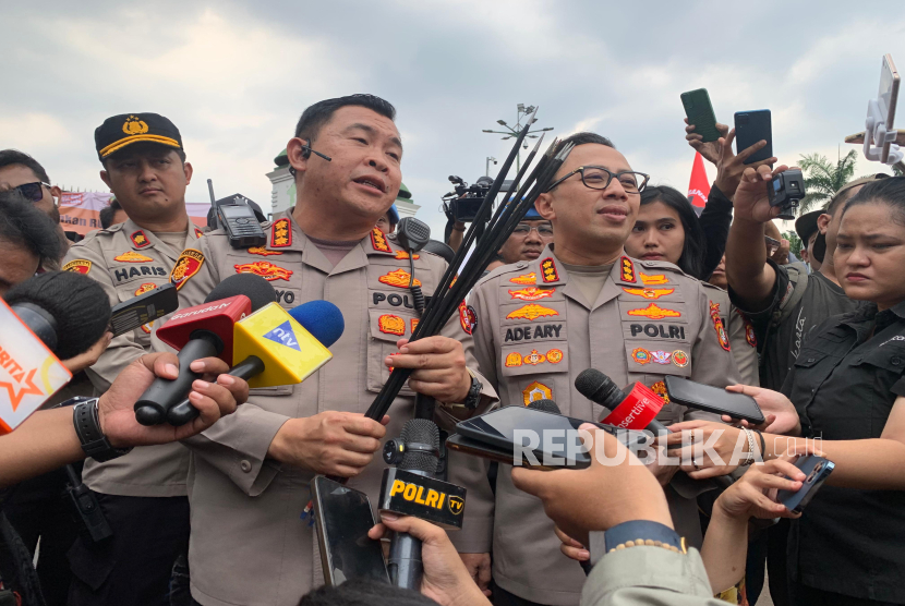 Polisi temukan panah dari pelajar yang hendak ikut demonstrasi di depan Gedung DPR, Kamis (28/6/2025).