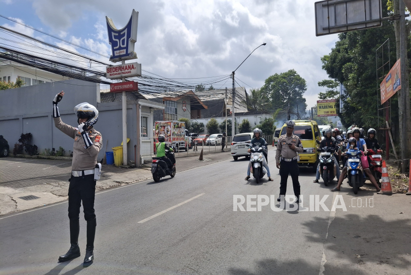 Polisi Tengah Menerapkan CB Sepenggal dengan Cara One Way di Kawasan Wisata Lembang, Kabupaten Bandung Barat, Jawa Barat karena Arus Lalu Lintas Mengalami Peningkatan di Momen Libur Panjang Tahun Baru Islam 1 Muharram 1447 Hijriah.