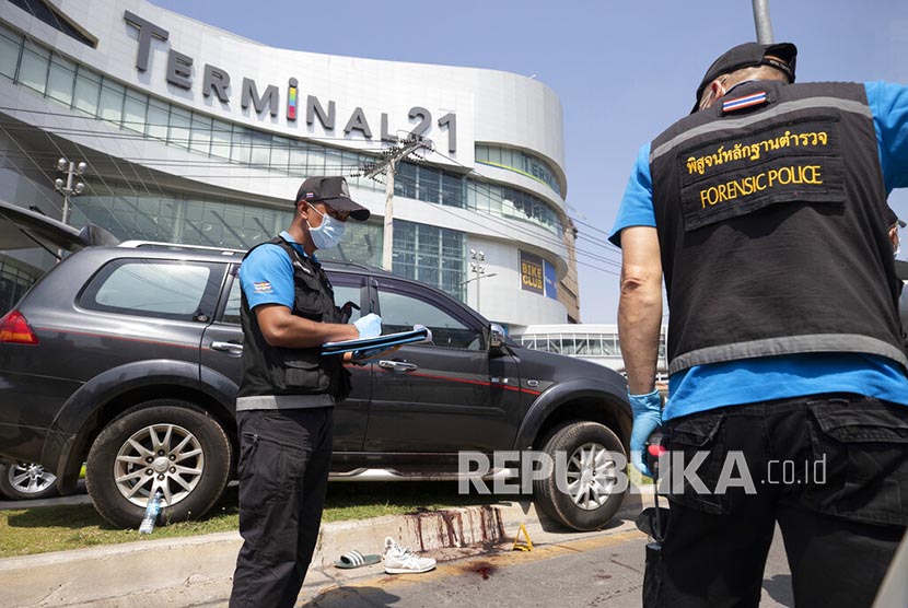 Polisi Thailand melakukan olah tempat kejadian perkara insiden penembakan di Mal Terminal 21 Korat, Nakhon Ratchasima, Thailand, Ahad (9/2).
