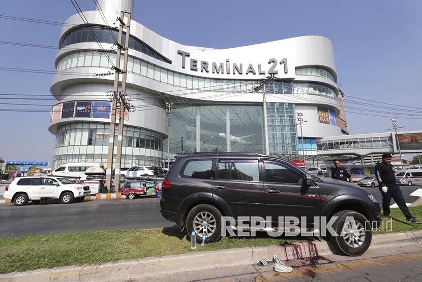 Polisi Thailand melakukan olah tempat kejadian perkara insiden penembakan di Mal Terminal 21 Korat, Nakhon Ratchasima, Thailand, Ahad (9/2).
