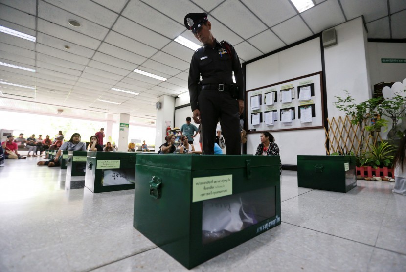 Polisi Thailand mengecek kotak pemberian suara untuk referendum yang akan digelar Ahad (7/8).