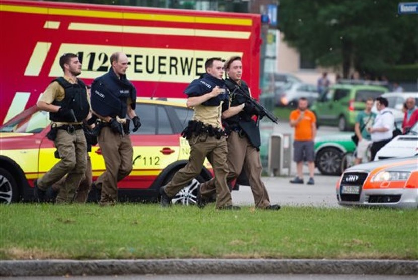 Polisi tiba di pusat perbelanjaan Olympia Einkaufszentrum di Munich menyusul laporan penembakan, Jumat, 22 Juli 2016. 