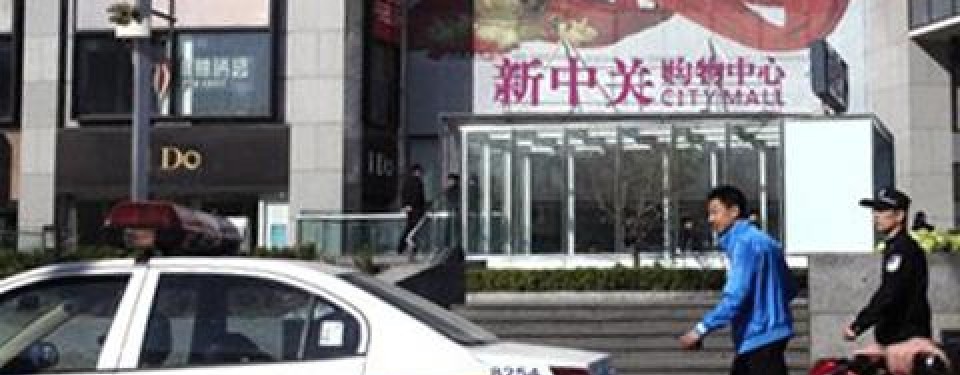 Polisi Tiongkok melakukan penangkapan para jemaat gereja yang tidak terdaftar di Beijing, Minggu (17/4).
