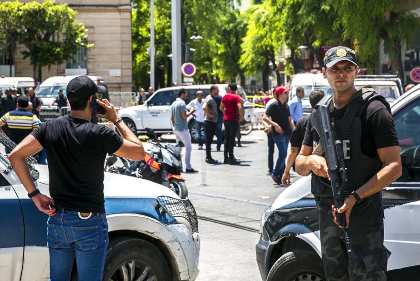 Polisi Tunisia berjaga setelah sebuah ledakan di Tunis, Tunisia, Kamis (27/6). Dua serangan bom menargetkan petugas keamanan terjadi di Tunisia.