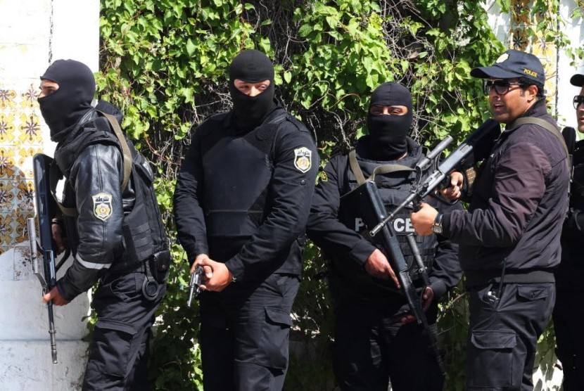 Polisi Tunisia bersiaga setelah sekelompok pria bersenjata menembaki Museum Nasional Bardo, Rabu (18/3)