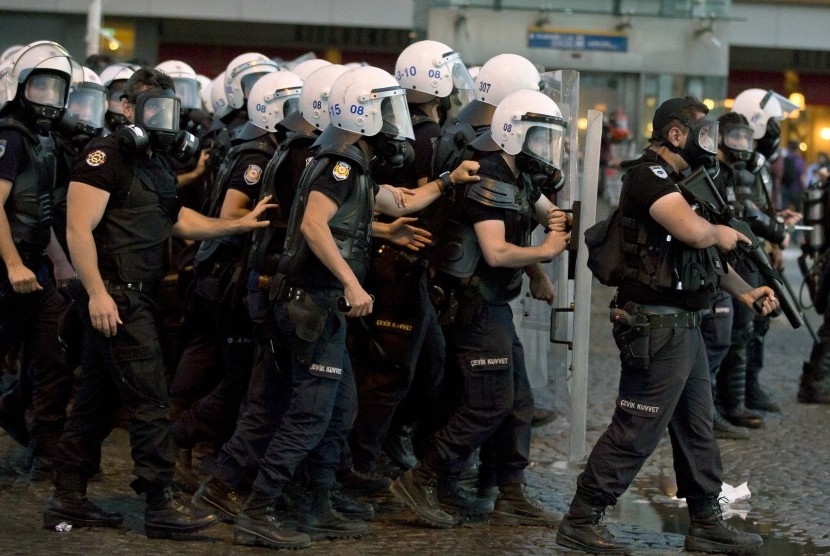 Polisi Turki.