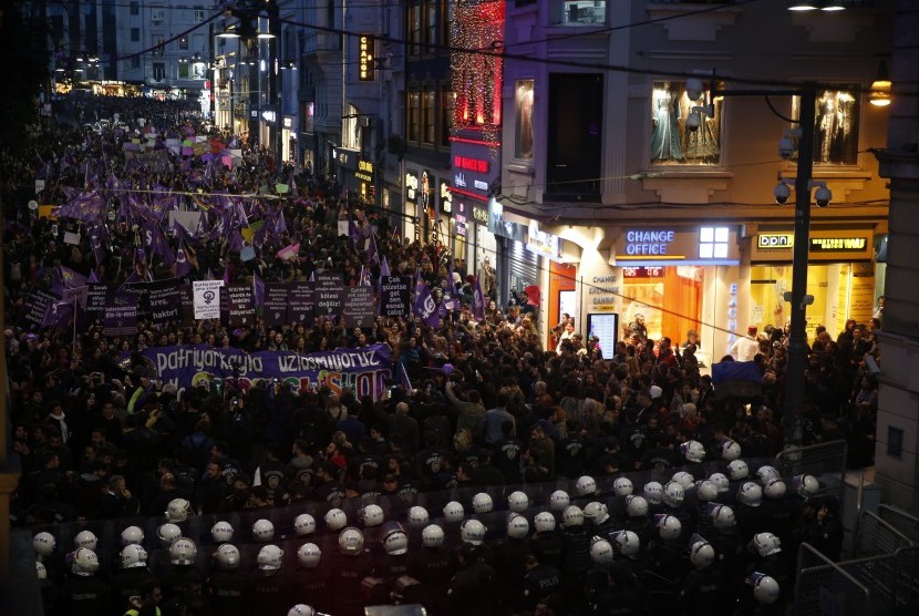  Polisi Turki memblokir jalan untuk menghalangi demonstran yang menggelar unjuk rasa dalam memperingati Hari Perempuan Internasional, di Jalan Istiklal, jalan utama pusat perbelanjaan di Istanbul, Jumat.