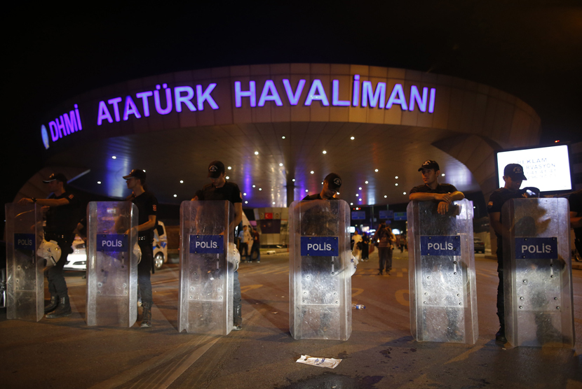 Polisi Turki memblokir pintu masuk ke bandara Ataturk Istanbul, Turki, Rabu (29/6). 
