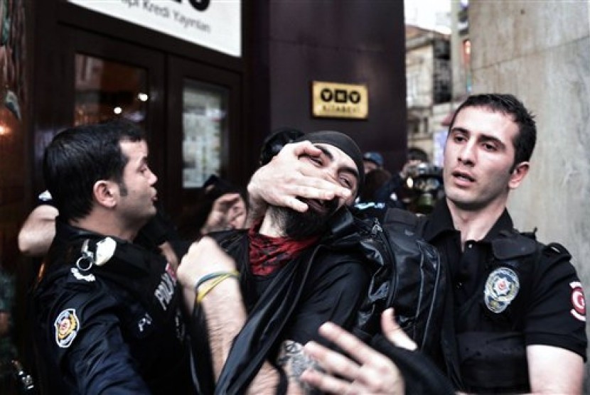 Polisi Turki menangkap para demostran terkait kecelakaan tambang batu bara di Soma. 