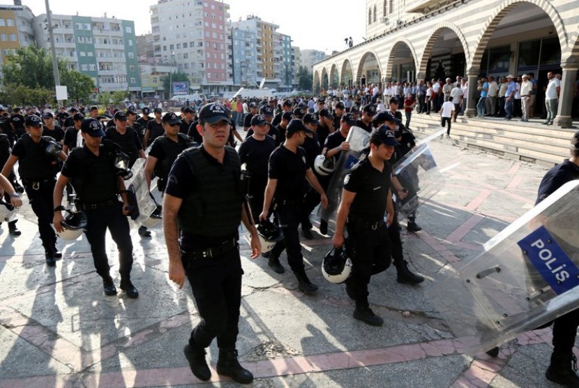 Polisi Turki mengamankan pengunjuk rasa.