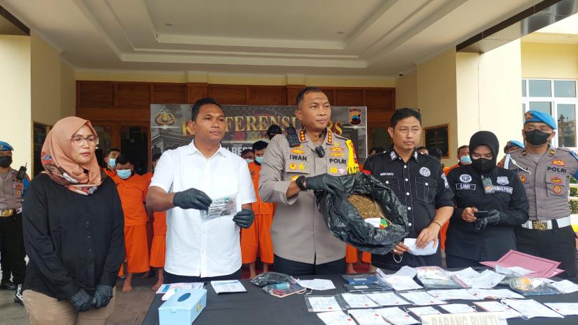  Polisi ungkap kasus peredaran narkoba jenis ganja di Mapolresta Solo.