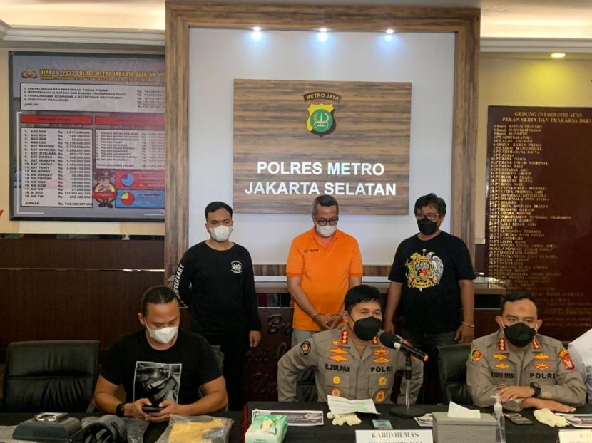 Polisi ungkap motif tersangka koboi jalanan RPB (54) menodongkan airsoft gun Glok 17 ke tukang bangunan berinisial SES di kawasan perumahan  Pondok Indah, Jakarta Selatan. 