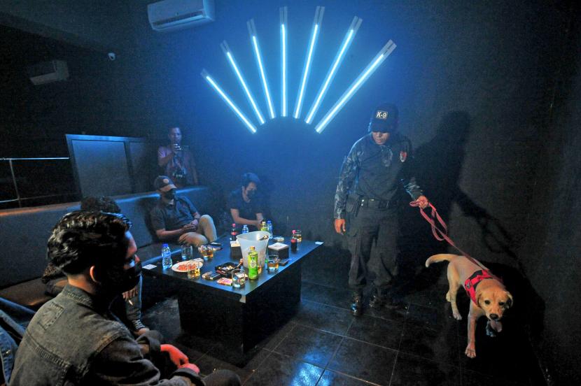 Polisi menyisir ruangan salah satu tempat hiburan malam. Pemprov DKI membolehkan hiburan malam buka selama Ramadhan tapi maksimal pukul 24.00 WIB.