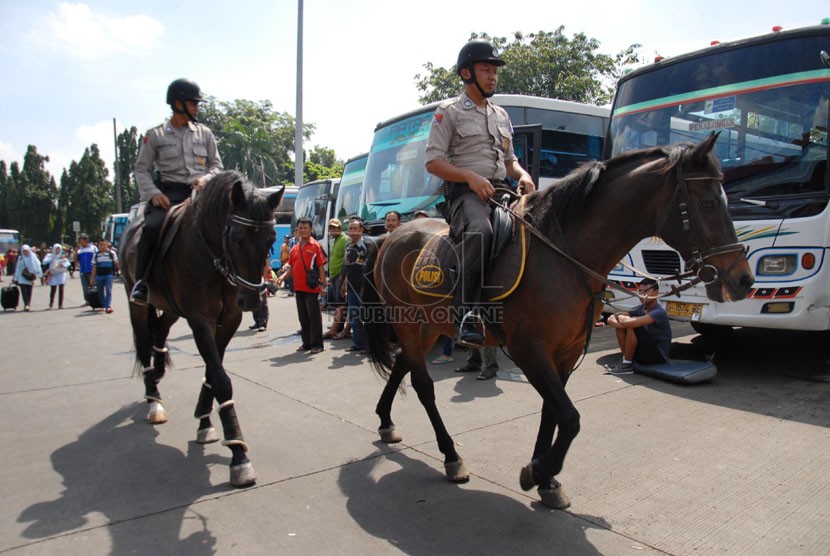 Polisi unit satwa Polri melakukan patroli dengan menggunakan kuda di Terminal Kampung Rambutan, Jakarta Timur, Kamis (24/7). (Republika/Rakhmawaty La'lang)