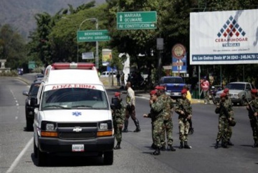 Polisi Venezuela berjaga-jaga menyusul ledakan di gudang senjata yang menewaskan seorang warga, Januari 2011.