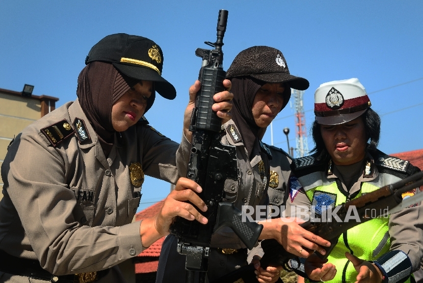 Polisi Wanita (Polwan) mengikuti uji terampil membongkar pasang senjata laras panjang di halaman Polres Kudus, Jawa Tengah (ilustrasi).