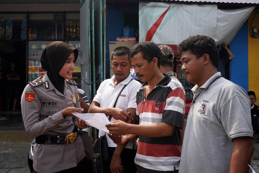 Sosialisasi kesepakatan damai antara pengemudi angkutan umum dan pengemudi transportasi berbasis online di daerah Sangiang, Tangerang, Banten.