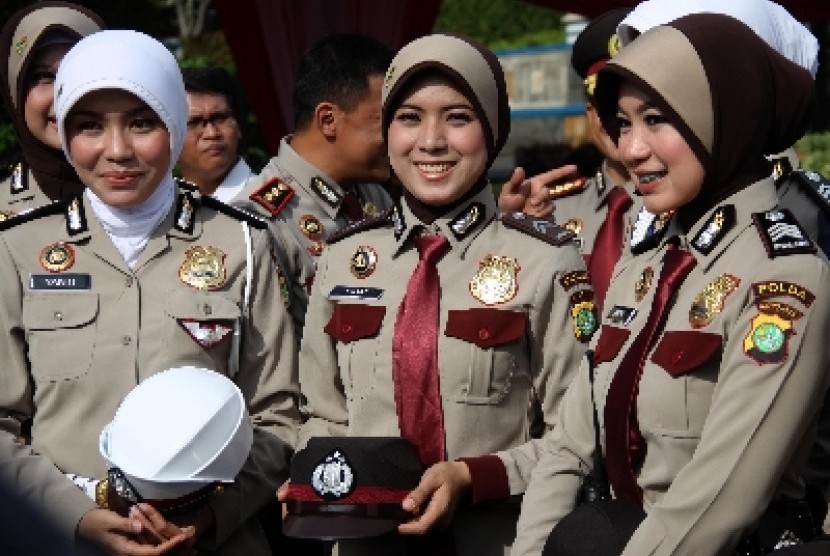 Polisi Wanita (Polwan) saat mengikuti peragaan pakaian dinas untuk Polwan berjilbab yang digelar di Lapangan Lalu Lintas Polda Metro Jaya, Jakarta Pusat (25/11).