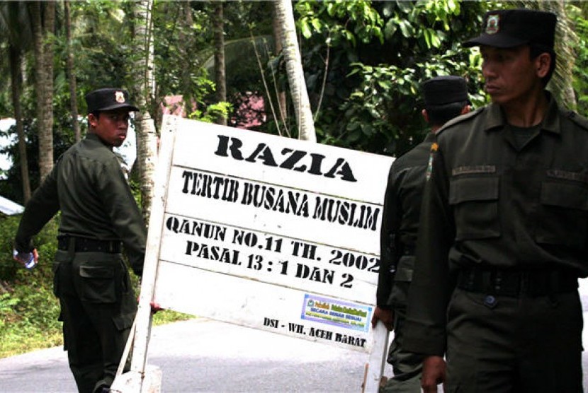Polisi Wilayathul Hisbah (WH) Dinas Syariat Islam Kabupaten Aceh Barat melakukan razia busana muslim di desa Drien Rampak, kecamatan Arongan Lambalek, Kabupaten Aceh Barat. 