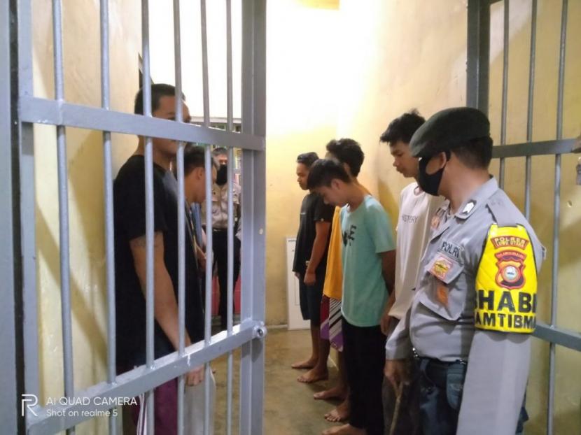 Polisi yang berjaga memeriksa tahanan di sel (ilustrasi). Propam Polda Jabar turun tangan periksa polisi yang diduga salah tangkap di Sukabumi.