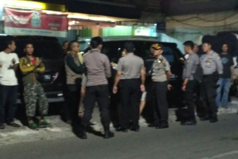 Polisi yang datang di Festival Pantun Betawi pada Jumat (27/10) malam. 