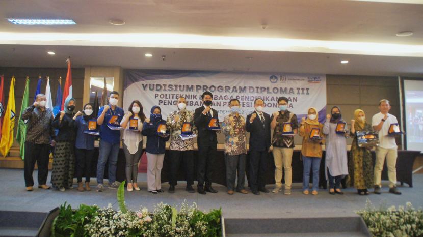 Politeknik LP3I menjalin kerja sama dengan belasan perusahaan tentang penempatan magang dan kerja para mahasiswa dan lulusan di Aula Orchid Grand Tjokro Premier, Bandung, Ahad (21/8).