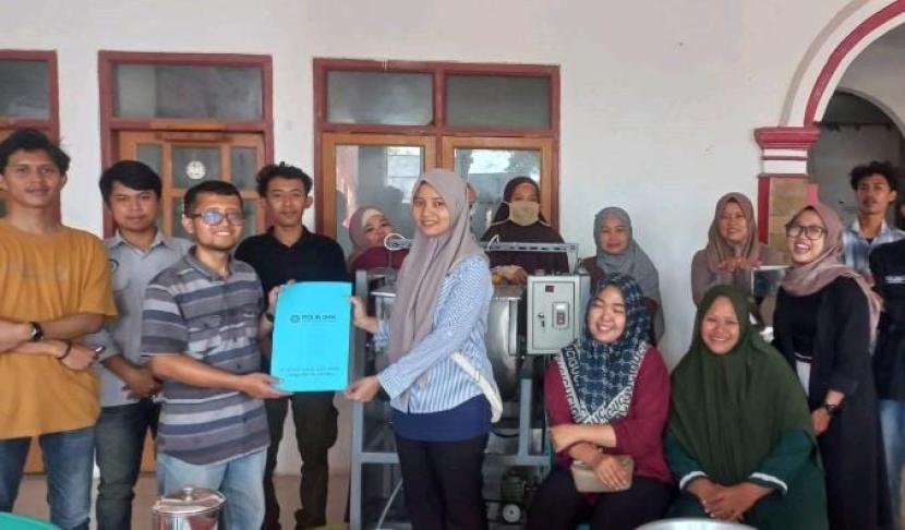 Politeknik Negeri Indramayu (Polindra) melalui beberapa dosen di Jurusan Teknik, yaitu Muhammad Luthfi, Dedi Suwandi, dan Badruzzaman bersama beberapa mahasiswa program studi Teknik Mesin membuat mesin Sugar Grinder dan Powder Mixer untuk membantu meningkatkan produksi serbuk minuman jeruk.