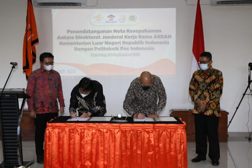 Politeknik Pos Indonesia (Poltekpos) melakukan penandatanganan nota kerja sama dengan Ditjen Kerja Sama ASEAN Kementerian Luar Negeri Republik Indonesia, sebagai Pusat Studi ASEAN dalam bidang Logistics, Supply Chain Management and E-Commerce.