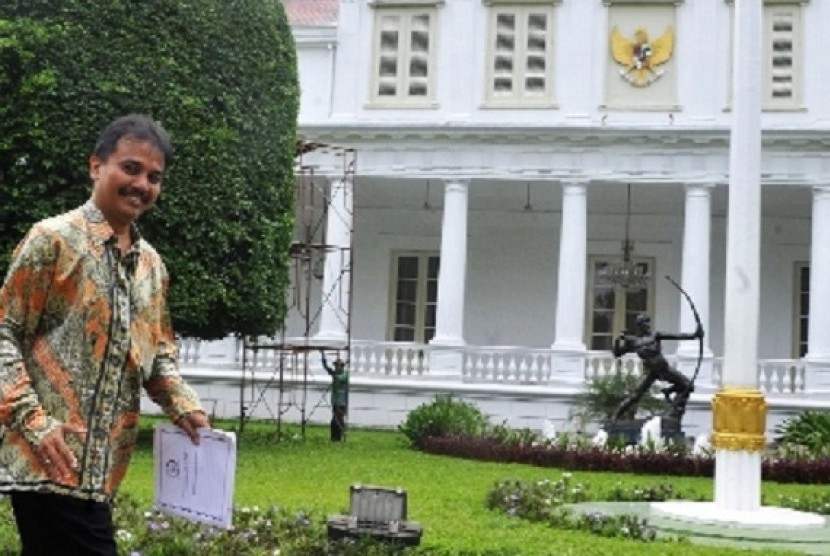 Politician from Democratic Party, Roy Suryo, leaves the presidential palace in Jakarta on Friday, after President Susilo Bambang Yudhoyono summons him. (file photo)  