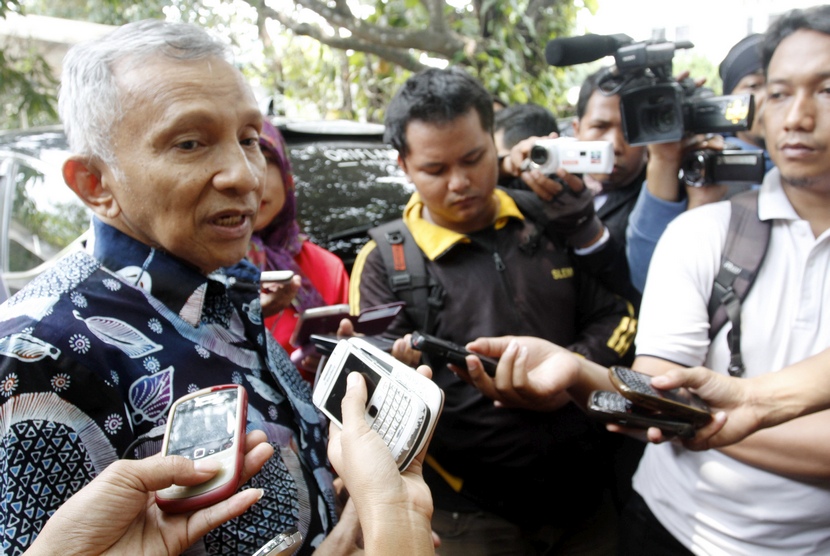 Senior politician Amien Rais (left) speaks to journalists at his house in Sleman, Central Java, on Thursday, Nov 6.