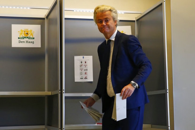 Politikus anti-Islam Belanda Geert Wilders saat memberikan suaranya dalam Pemilu Belanda di Den Haag, 15 Maret 2017.