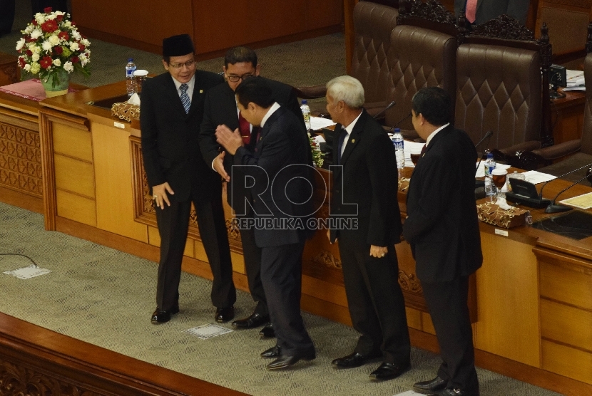 Politikus Golkar Setya Novanto  mengundurkan diri sebagai Ketua DPR pada sidang paripurna di Gedung DPR RI, Senayan, Jakarta, Jumat (18/12). (Republika/Rakhmawaty La'lang)