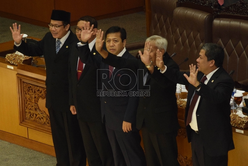 Politikus Golkar Setya Novanto  mengundurkan diri sebagai Ketua DPR pada sidang paripurna di Gedung DPR RI, Senayan, Jakarta, Jumat (18/12). (Republika/Rakhmawaty La'lang)