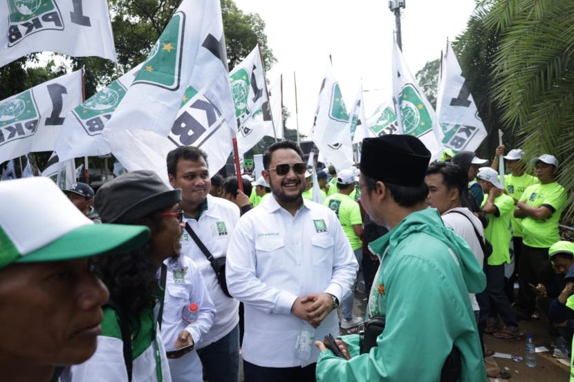 Politikus muda PKB Rafif Muhammad Rizqullah mengantar pasangan Amin mendaftar ke KPU, Jalan Imam Bonjol, Jakarta Pusat, Kamis (19/10/2023).