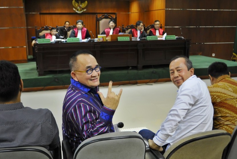 Politikus Partai Demokrat Ruhut Sitompul (kiri) dan Saan Mustofa (kanan) bersaksi dalam persidangan kasus dugaan korupsi Proyek Hambalang dengan terdakwa Anas Urbaningrum, Jakarta, Kamis (7/8). 