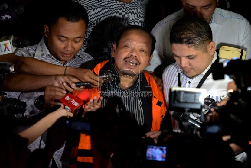  Politikus Partai Demokrat Sutan Bhatoegana menggunakan rompi tahanan keluar dari Gedung KPK, Jakarta, Senin (2/2). (Republika/Wihdan)