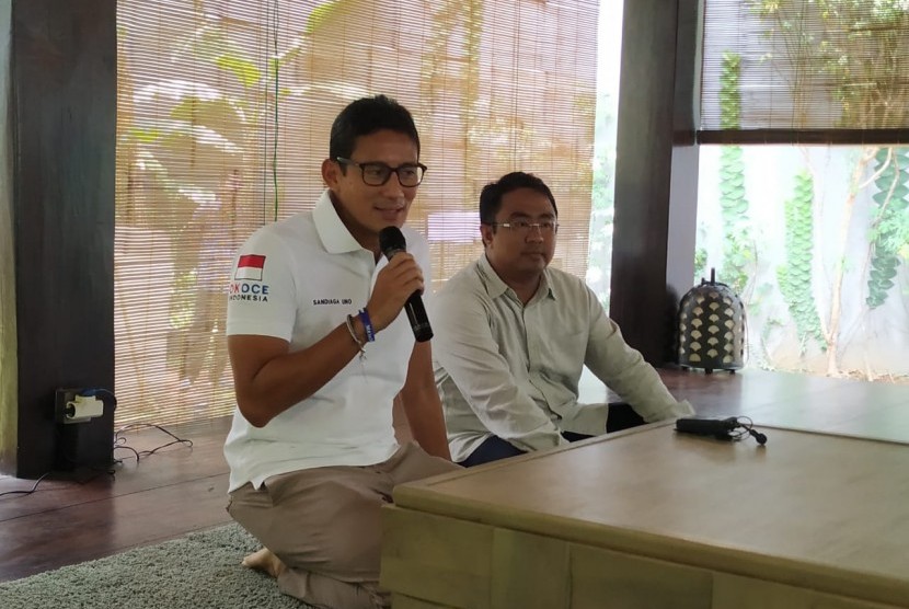 Politikus Partai Gerindra Sandiaga Salahuddin Uno menyampaikan keterangan kepada media setelah dirinya kembali bergabung ke Partai Gerindra di pendopo kediamannya di Senopati, Jakarta, Kamis (17/10). 